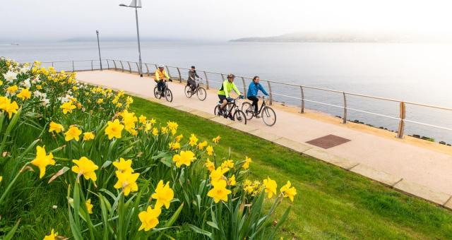 A led ride from the Inverclyde Bothy see cyclists ride through Gourock