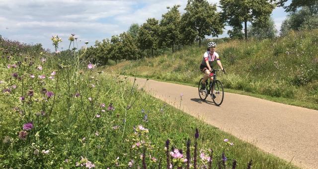 Laura Laker trying out new narrower handlebars. Photo Clive Ardagh